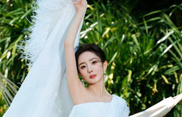 图3: 尖叫之夜尖叫之夜男明星造型被韩网友嘲讽!抄韩式、用垫肩假屁股、好老土