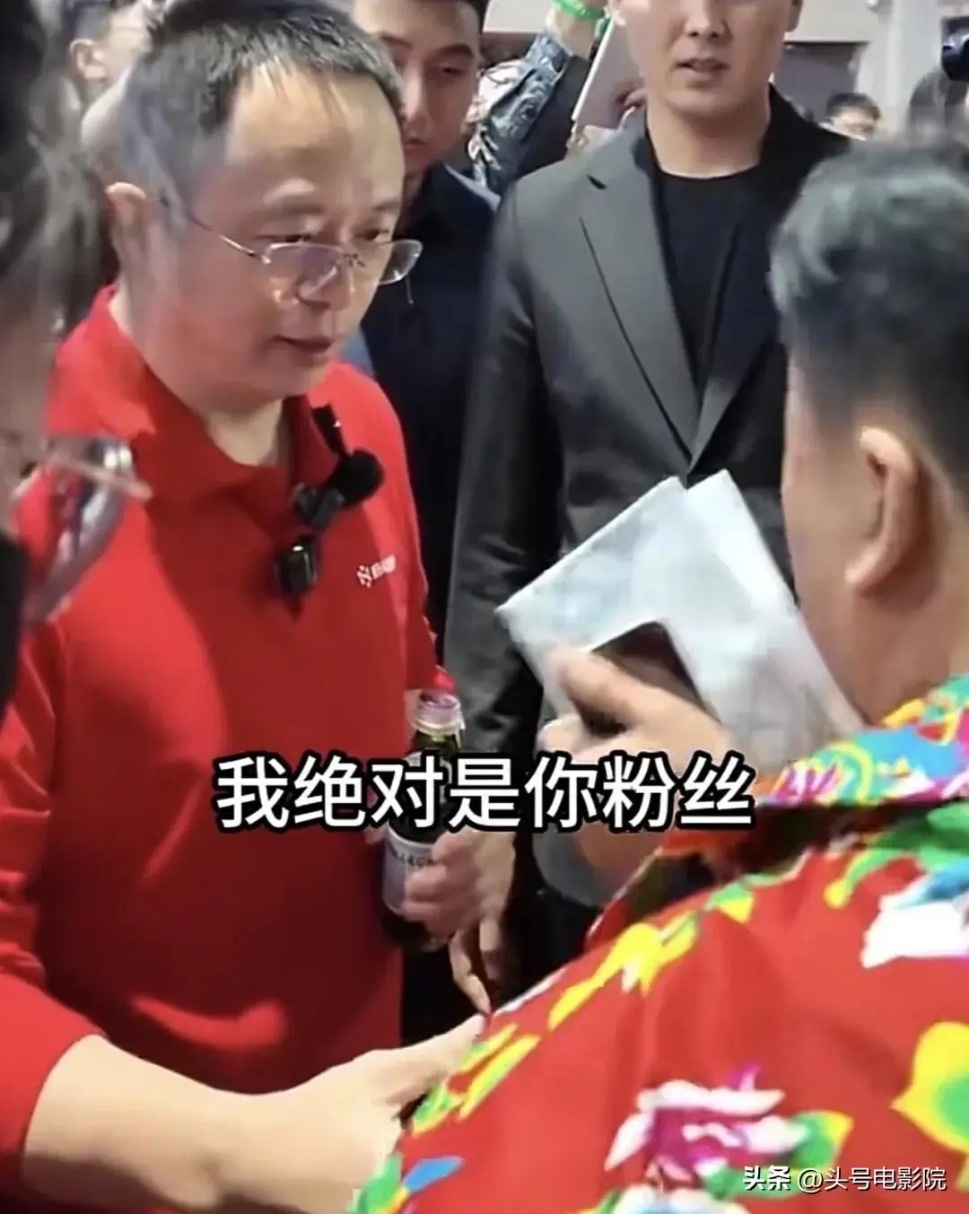 图18：周鸿祎见卤鹅哥，表面很亲民！和刘强东送外卖一对比，差距太大了