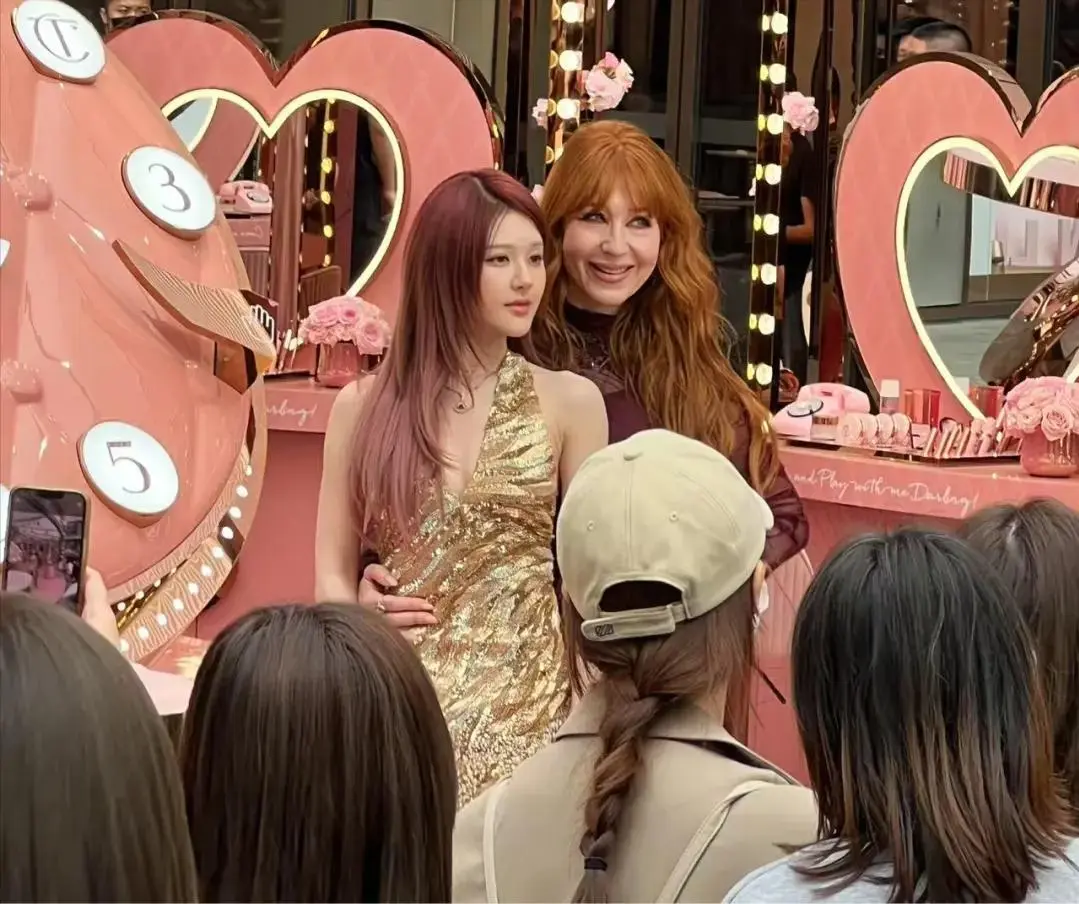 图8：赵露思上海生图曝光：嘴歪眼斜发色老气像非主流，与精修判若两人