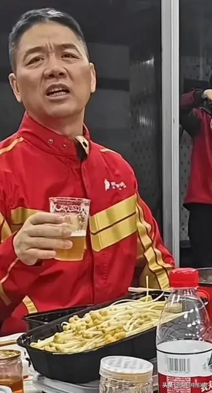 图32：周鸿祎见卤鹅哥，表面很亲民！和刘强东送外卖一对比，差距太大了