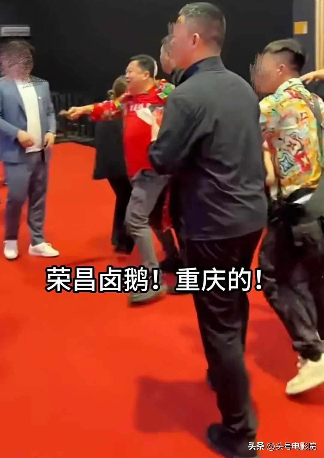 图5：周鸿祎见卤鹅哥，表面很亲民！和刘强东送外卖一对比，差距太大了