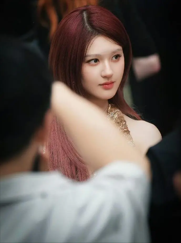 图10：赵露思上海生图曝光：嘴歪眼斜发色老气像非主流，与精修判若两人