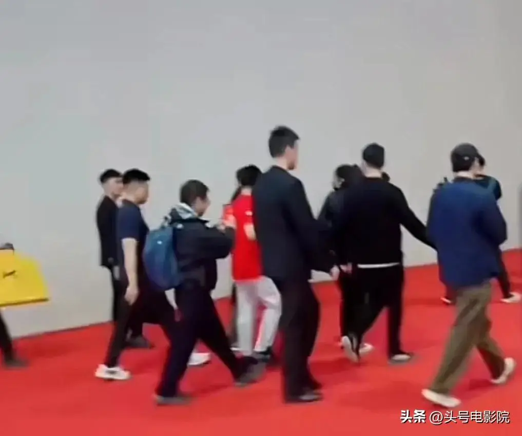 图4：周鸿祎见卤鹅哥，表面很亲民！和刘强东送外卖一对比，差距太大了