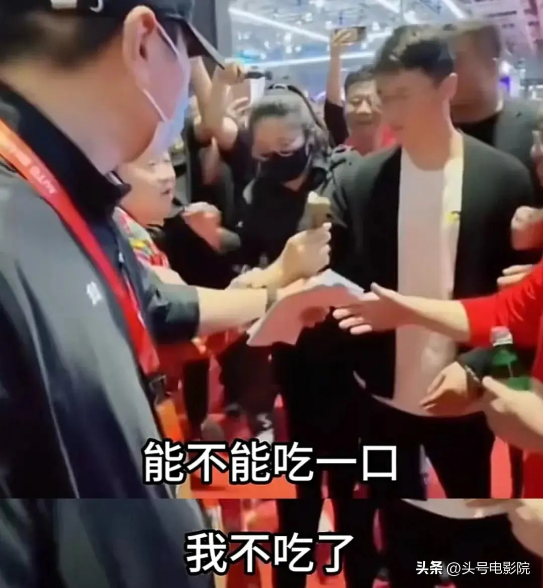 图11：周鸿祎见卤鹅哥，表面很亲民！和刘强东送外卖一对比，差距太大了