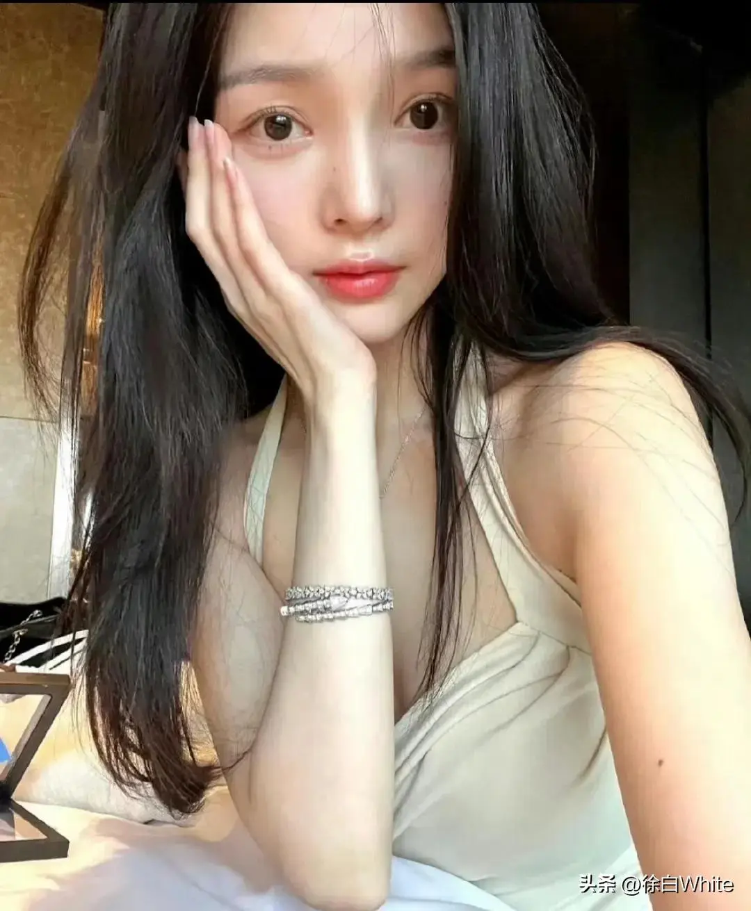 图4：网红晓雪直播承认和李现恋情，有粉丝说你等着被告吧，她也不在意