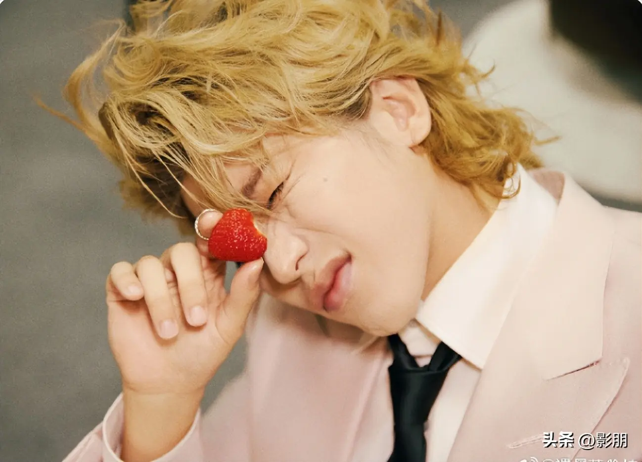 图10：蔡徐坤直播突被封！坐姿不雅观油头粉面粉丝难救，回应原因太抓马