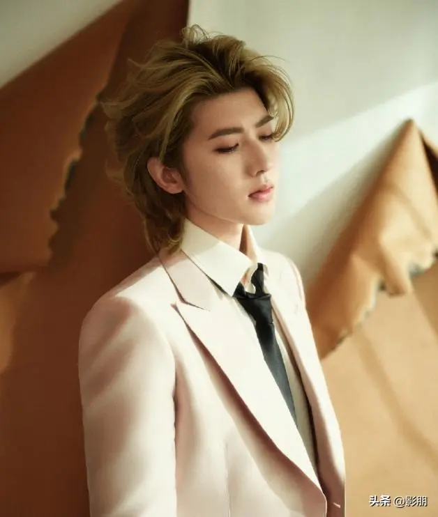 图11：蔡徐坤直播突被封！坐姿不雅观油头粉面粉丝难救，回应原因太抓马