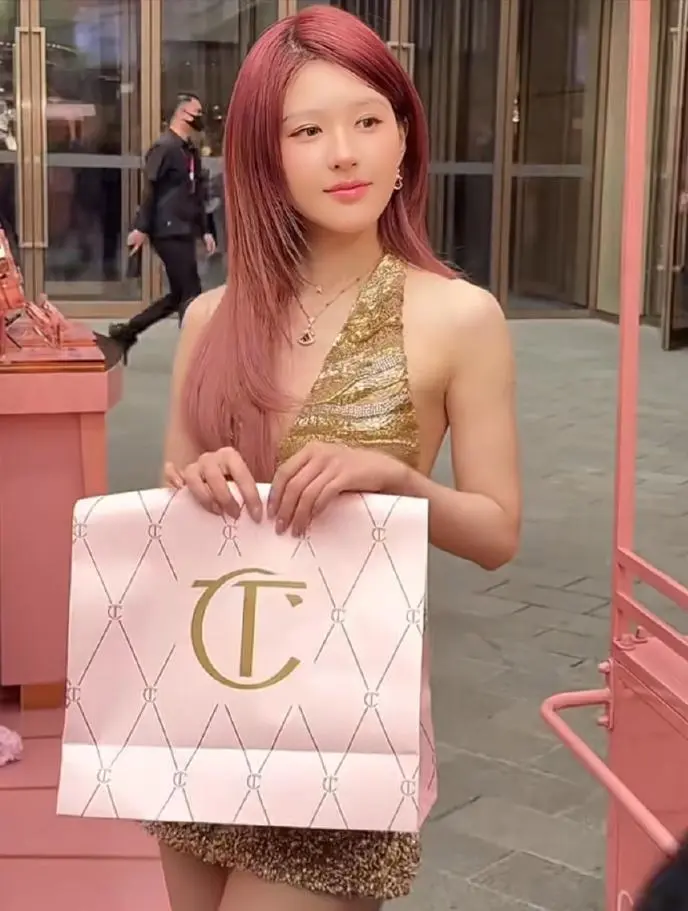 图11：赵露思上海生图曝光：嘴歪眼斜发色老气像非主流，与精修判若两人