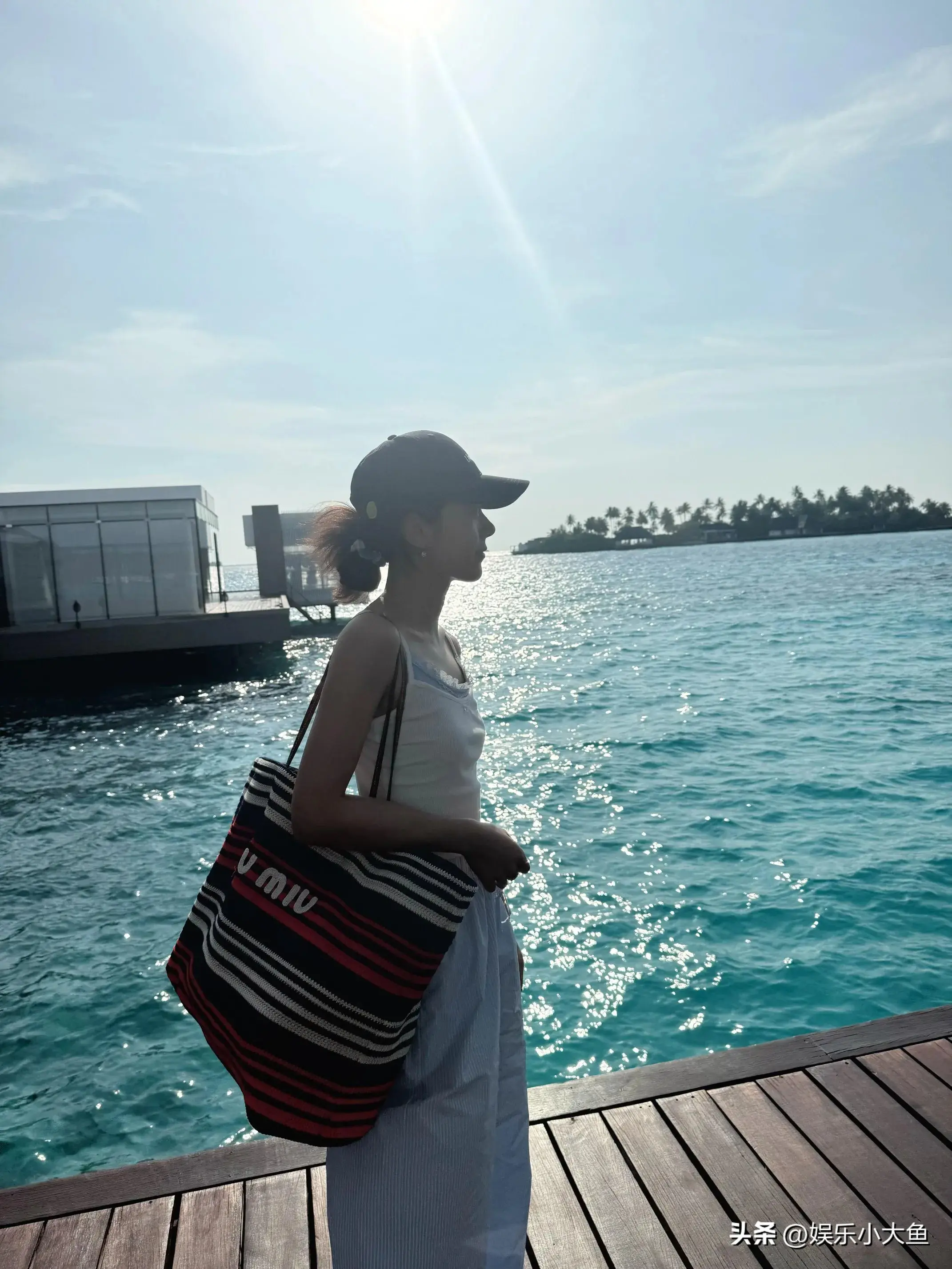 图1：赵今麦晒海边游玩照，暴瘦惊人！粉丝心疼：健康比什么都重要