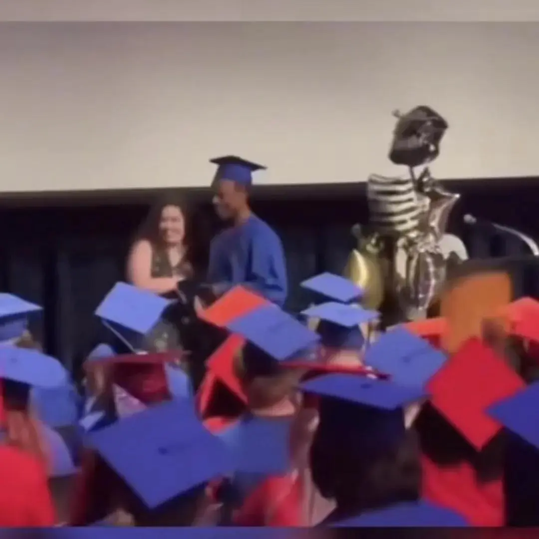 图6：“甲亢哥”频繁换女友，直播内容都是三俗，凭啥他能出圈？