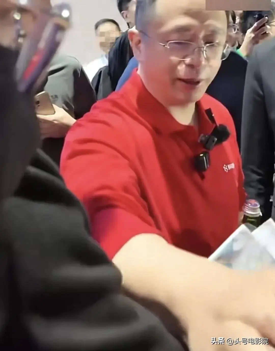 图20：周鸿祎见卤鹅哥，表面很亲民！和刘强东送外卖一对比，差距太大了