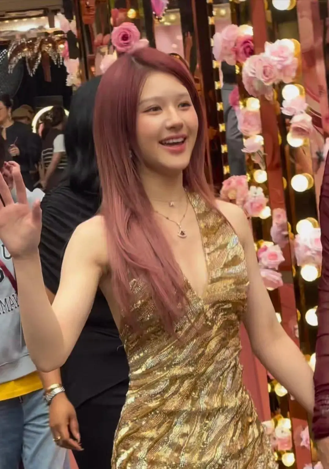 图1：赵露思上海生图曝光：嘴歪眼斜发色老气像非主流，与精修判若两人