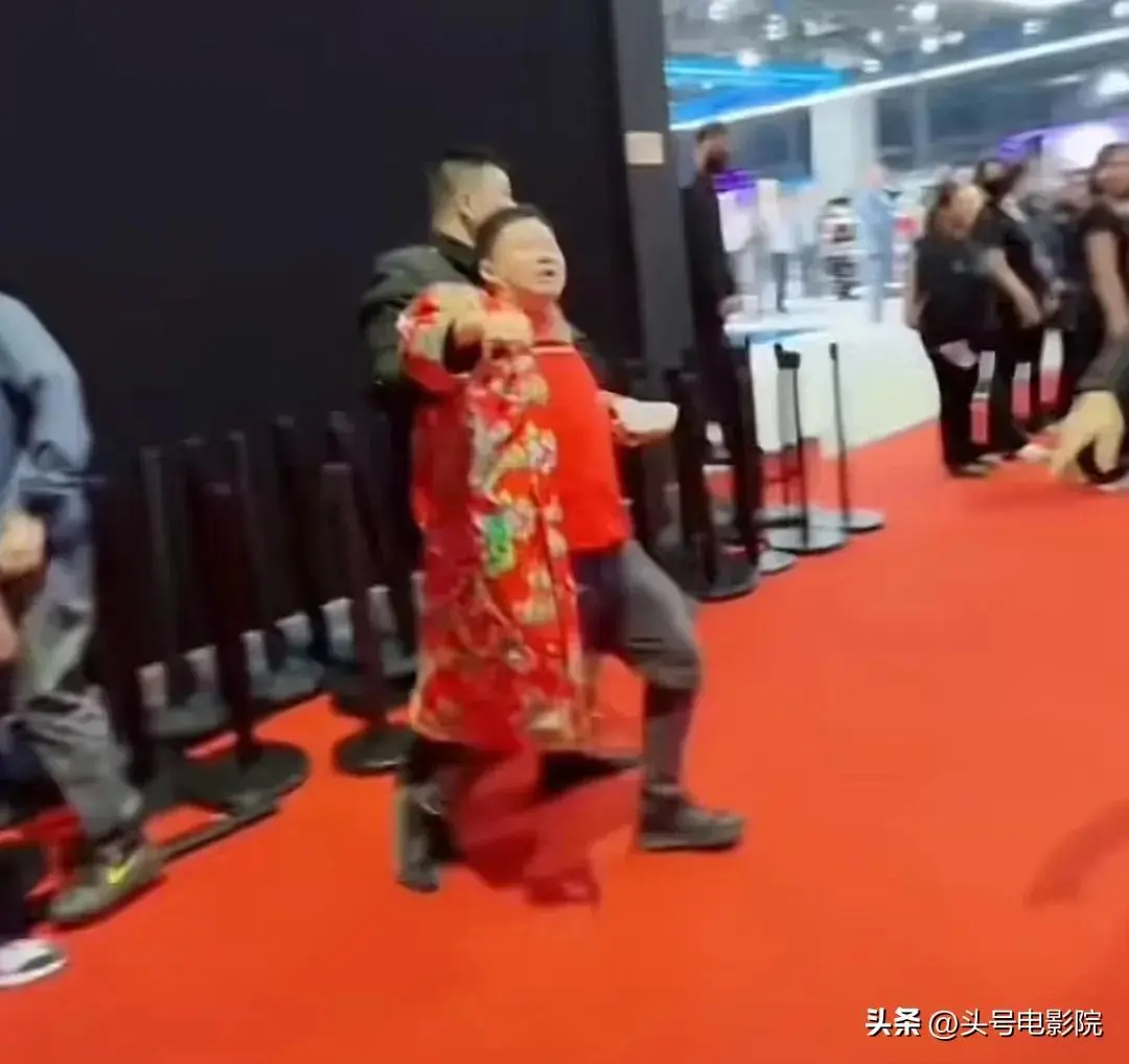 图8：周鸿祎见卤鹅哥，表面很亲民！和刘强东送外卖一对比，差距太大了