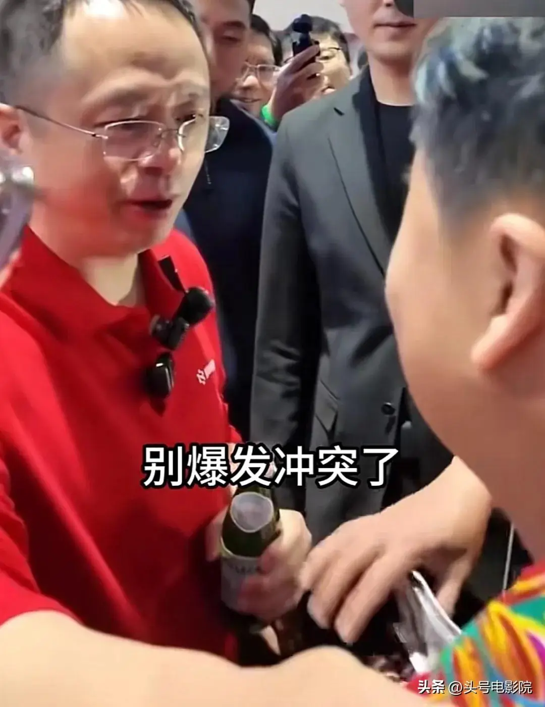 图13：周鸿祎见卤鹅哥，表面很亲民！和刘强东送外卖一对比，差距太大了