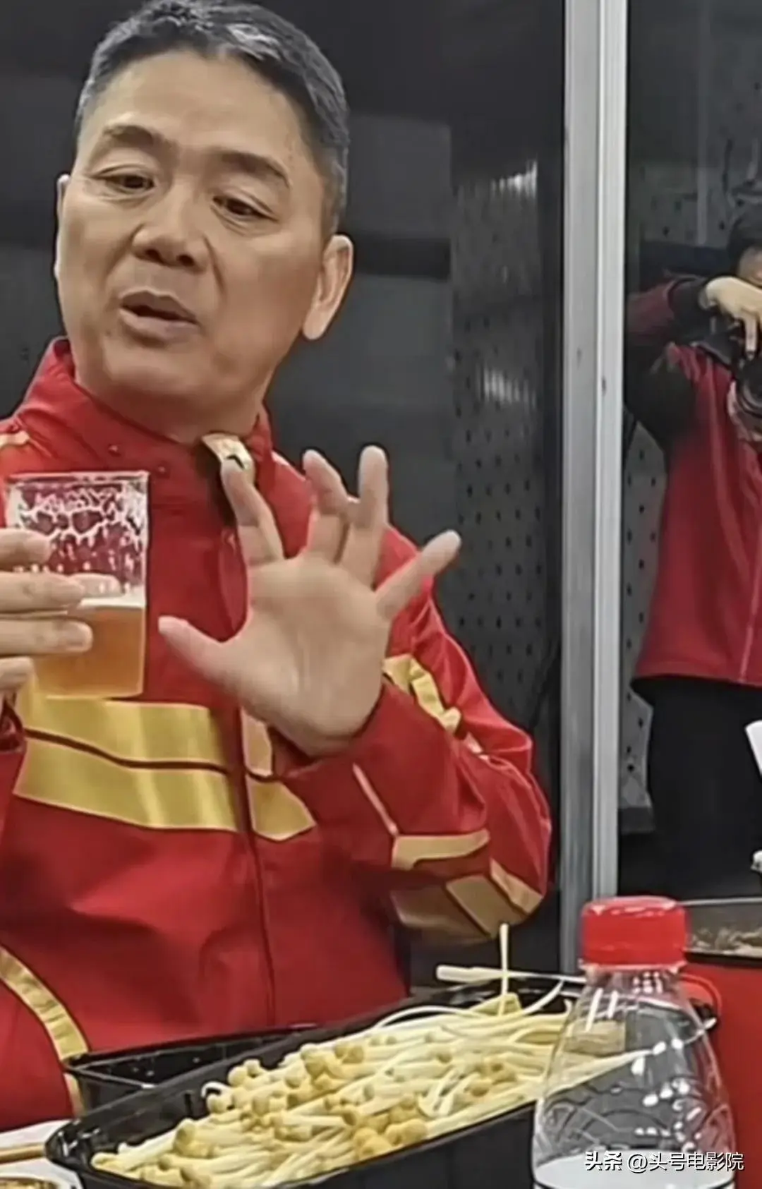 图33：周鸿祎见卤鹅哥，表面很亲民！和刘强东送外卖一对比，差距太大了