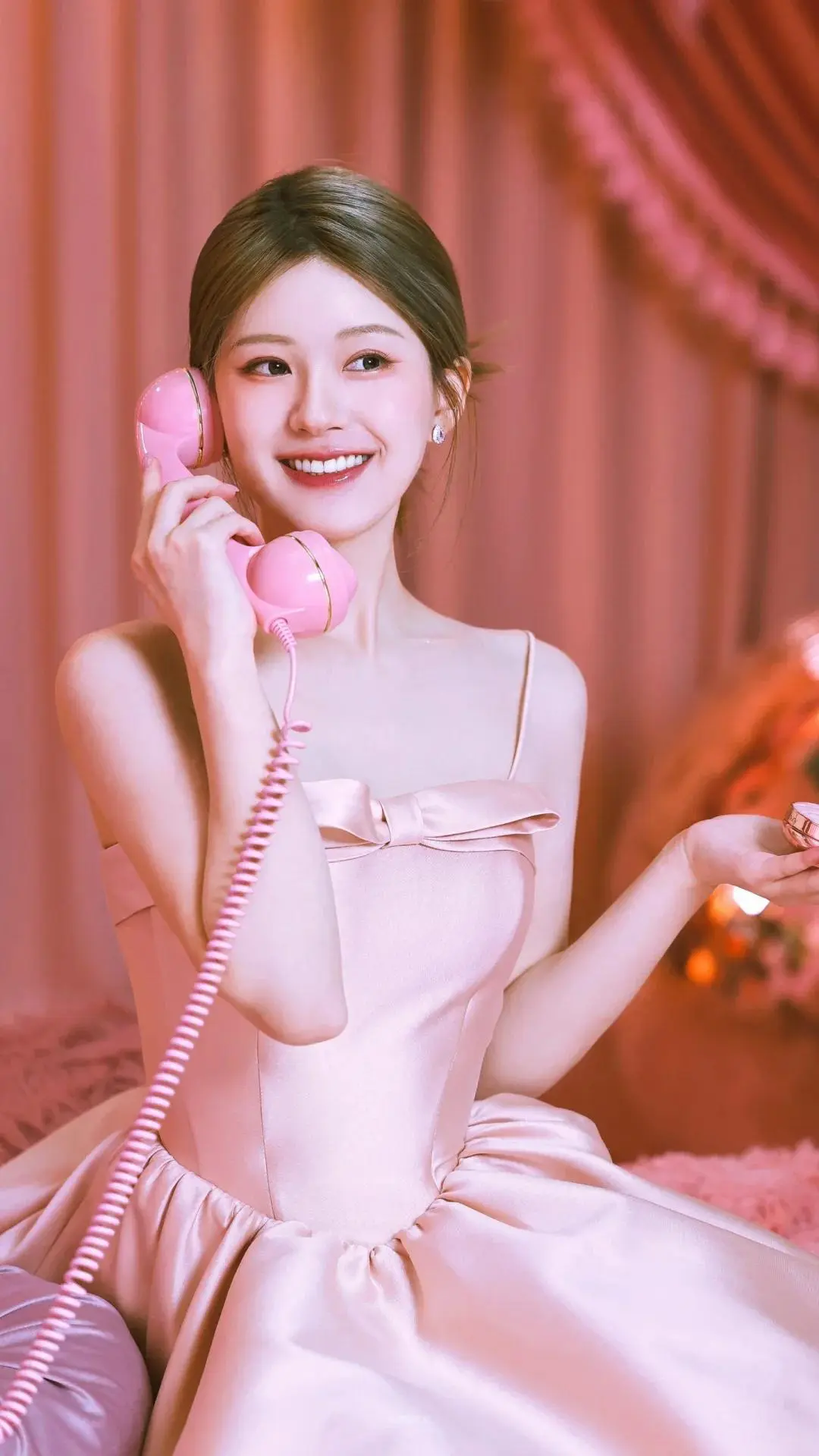 图2：赵露思上海生图曝光：嘴歪眼斜发色老气像非主流，与精修判若两人