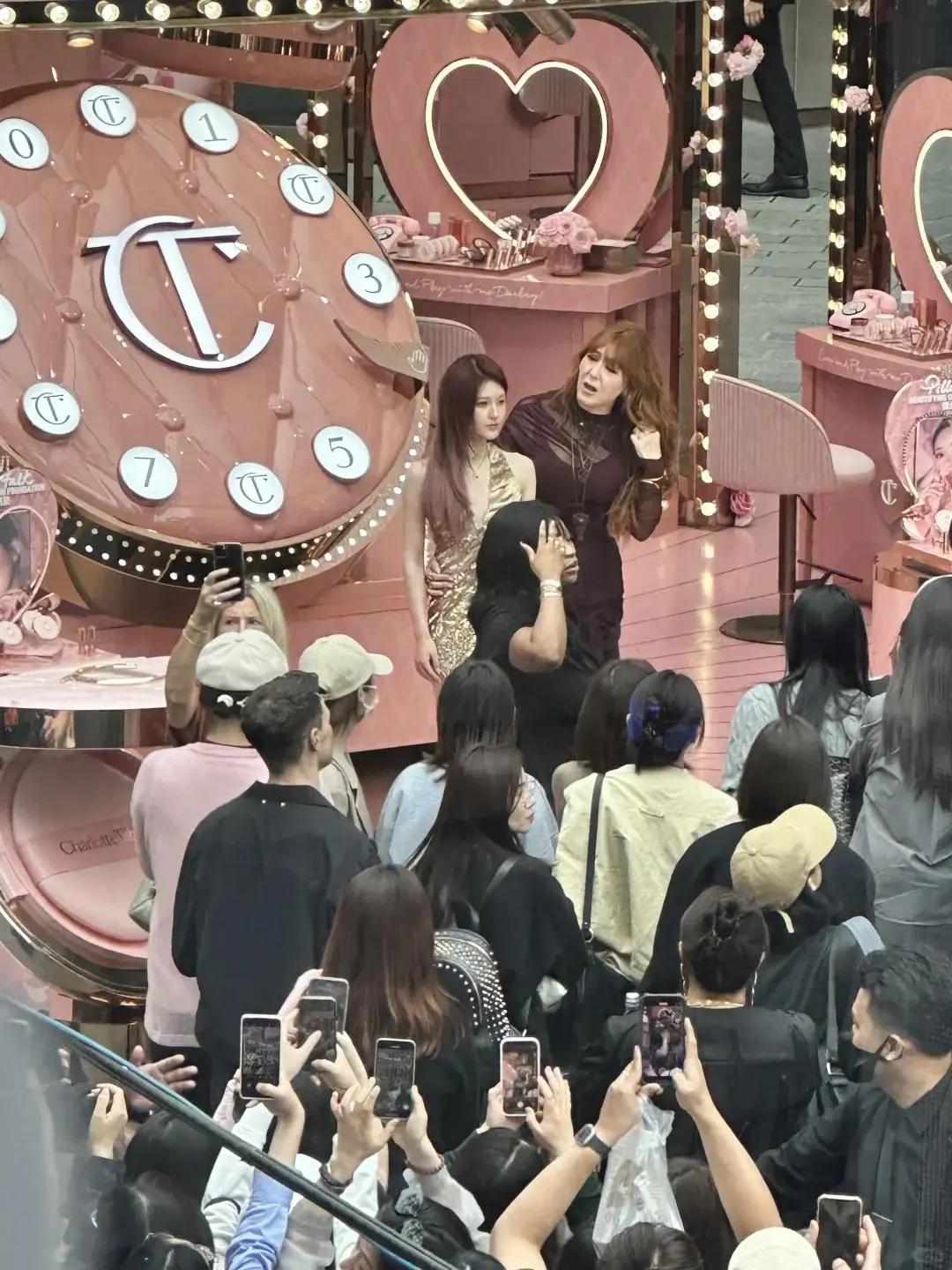 图9：赵露思上海生图曝光：嘴歪眼斜发色老气像非主流，与精修判若两人