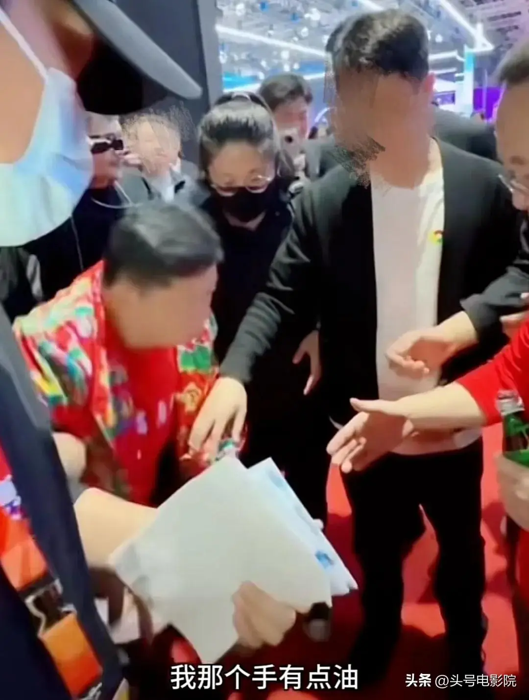 图12：周鸿祎见卤鹅哥，表面很亲民！和刘强东送外卖一对比，差距太大了