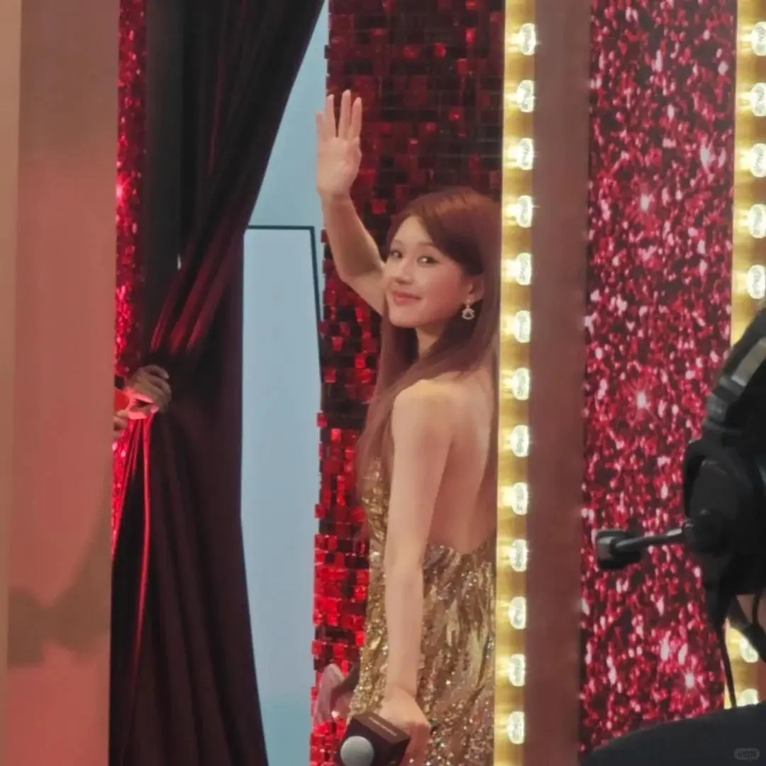 图5：赵露思上海生图曝光：嘴歪眼斜发色老气像非主流，与精修判若两人