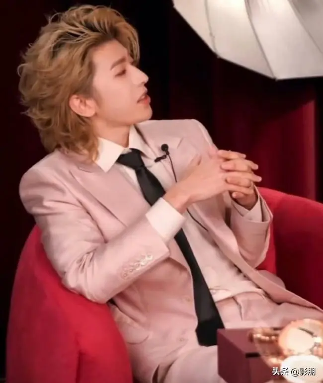 图6：蔡徐坤直播突被封！坐姿不雅观油头粉面粉丝难救，回应原因太抓马