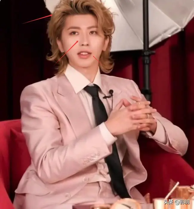图4：蔡徐坤直播突被封！坐姿不雅观油头粉面粉丝难救，回应原因太抓马