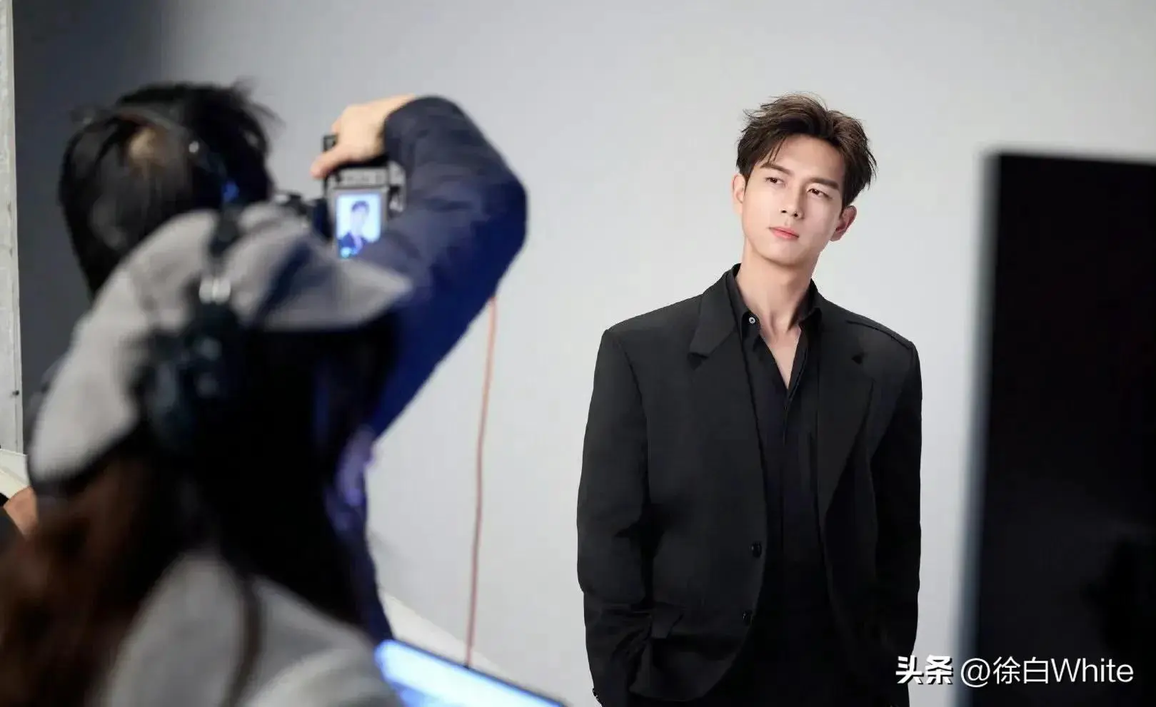 图11：网红晓雪直播承认和李现恋情，有粉丝说你等着被告吧，她也不在意