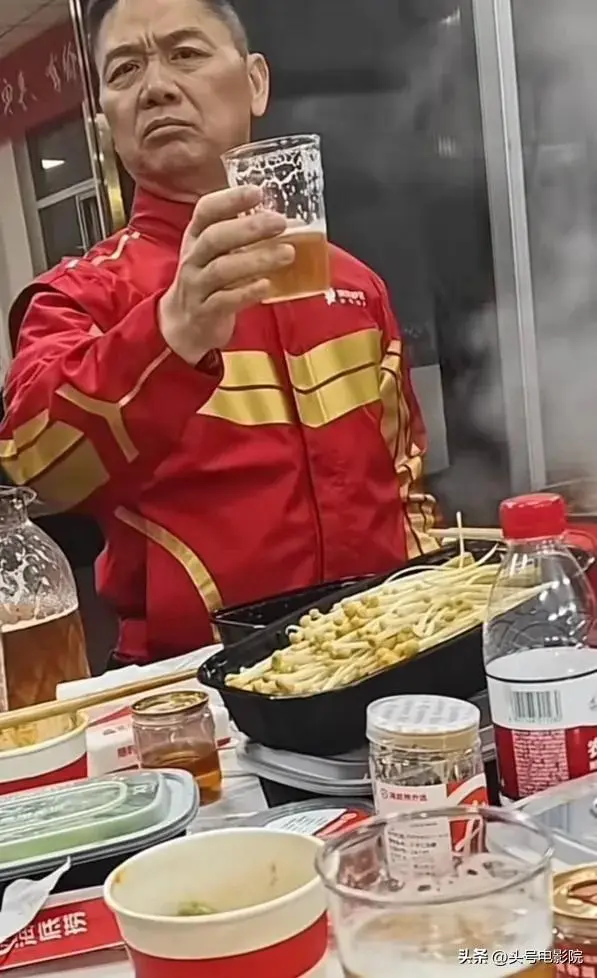 图36：周鸿祎见卤鹅哥，表面很亲民！和刘强东送外卖一对比，差距太大了