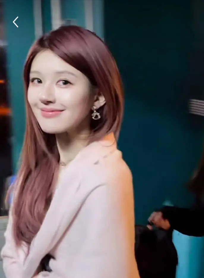 图12：赵露思上海生图曝光：嘴歪眼斜发色老气像非主流，与精修判若两人