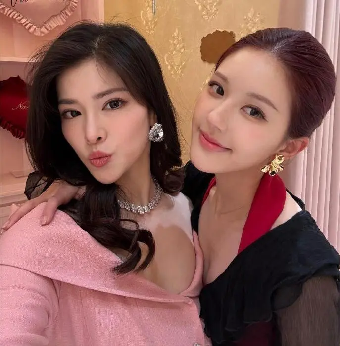 图13：赵露思上海生图曝光：嘴歪眼斜发色老气像非主流，与精修判若两人