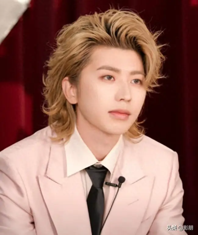 图0：蔡徐坤直播突被封！坐姿不雅观油头粉面粉丝难救，回应原因太抓马