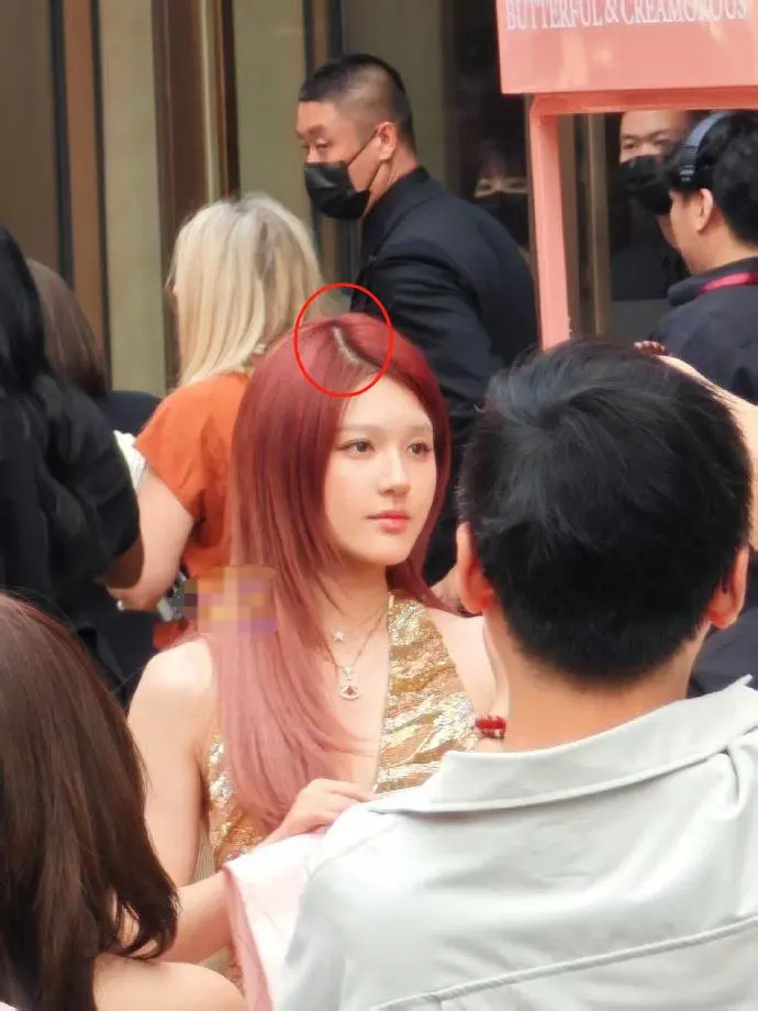 图6：赵露思上海生图曝光：嘴歪眼斜发色老气像非主流，与精修判若两人