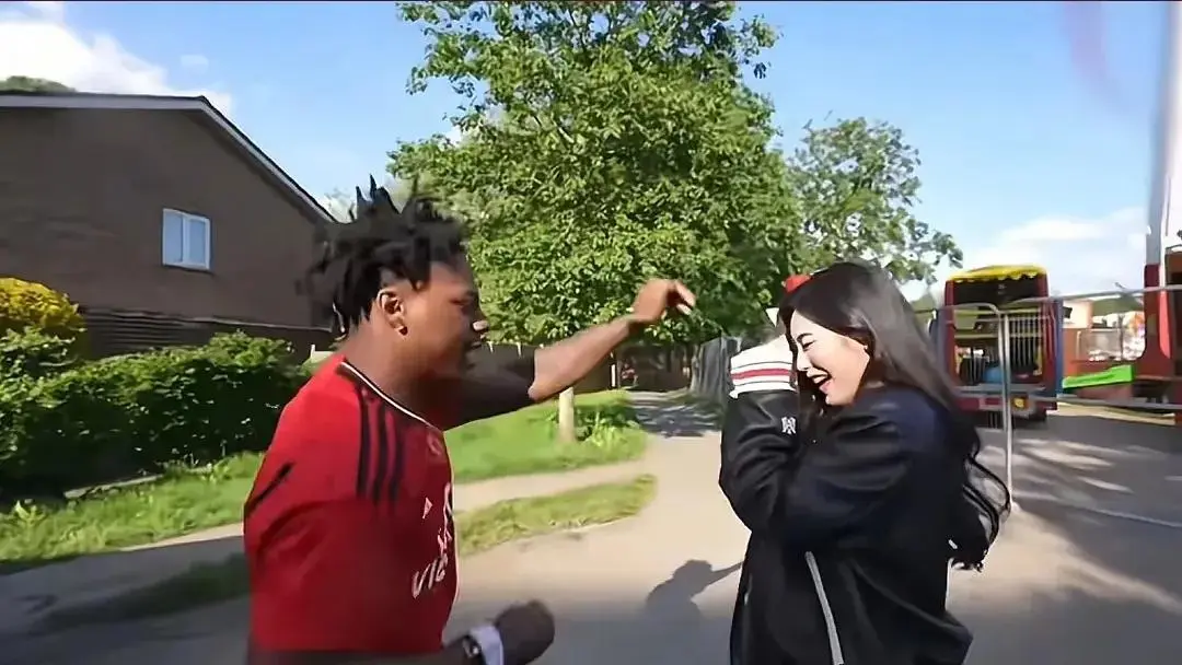 图24：“甲亢哥”频繁换女友，直播内容都是三俗，凭啥他能出圈？