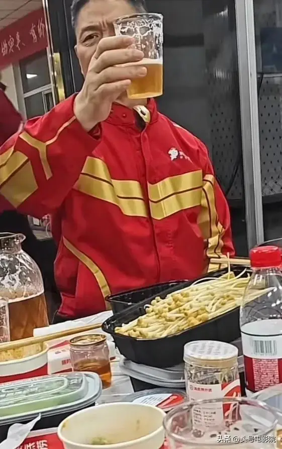 图29：周鸿祎见卤鹅哥，表面很亲民！和刘强东送外卖一对比，差距太大了