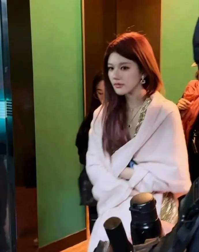 图4：赵露思上海生图曝光：嘴歪眼斜发色老气像非主流，与精修判若两人