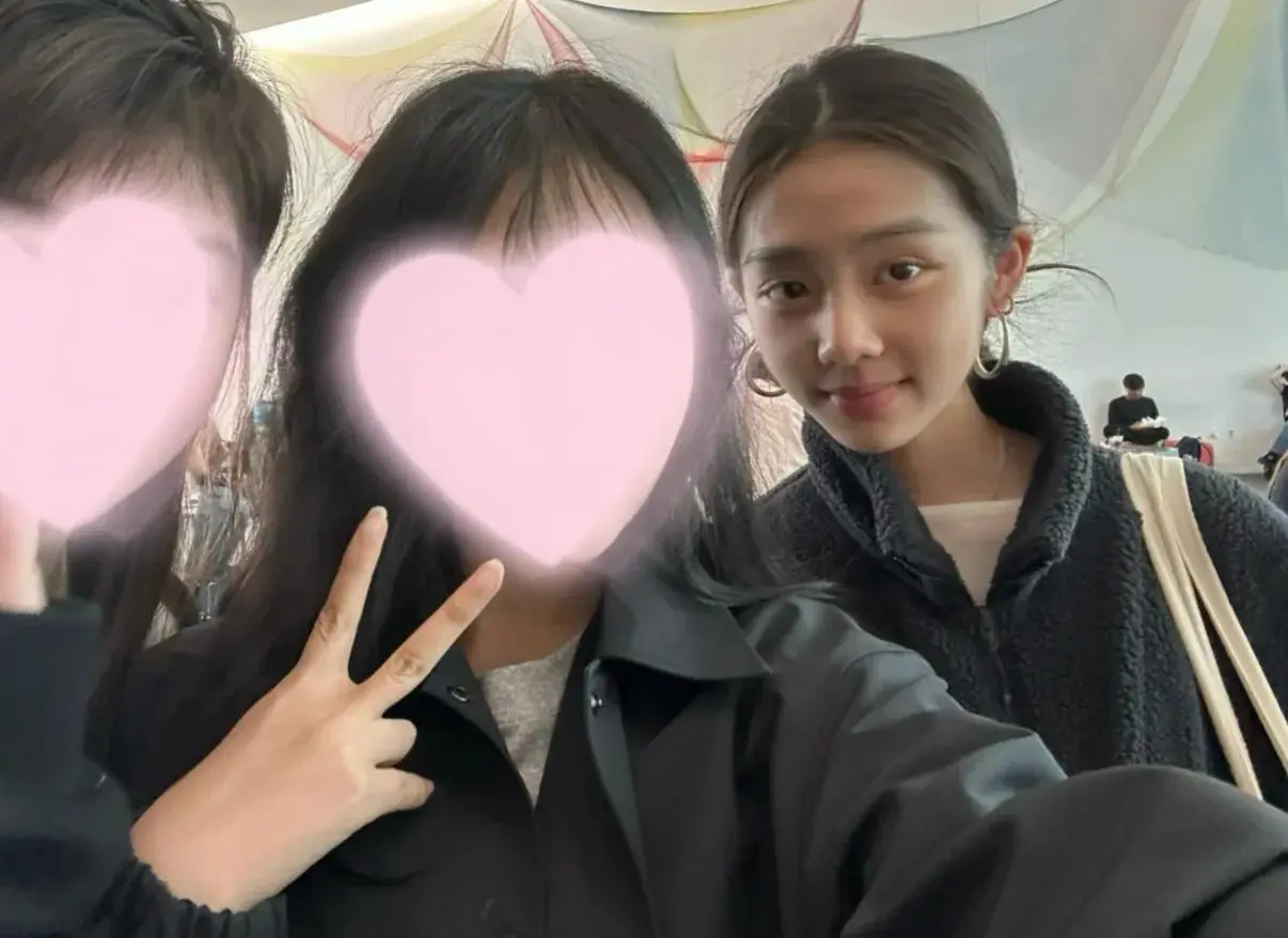 图1：黄磊大女儿上课被偶遇，19岁黄多多素颜好美，满满的大学生气息