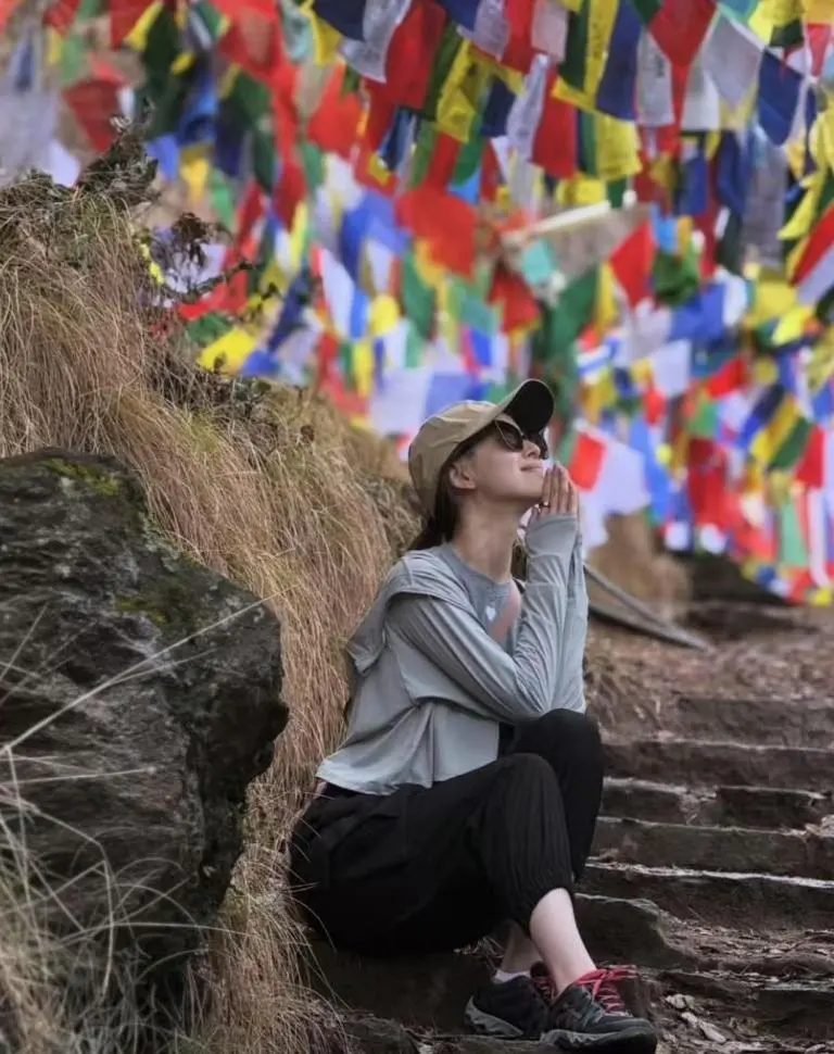 图5：32岁章泽天晒大量旅行照！直接放素颜怼脸照，和闺蜜体验不丹服饰