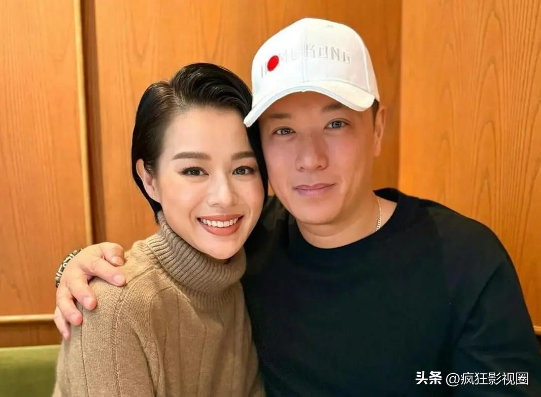 图2：蓝透人鱼裙大秀身材，首度回应老公夜店偷食事件