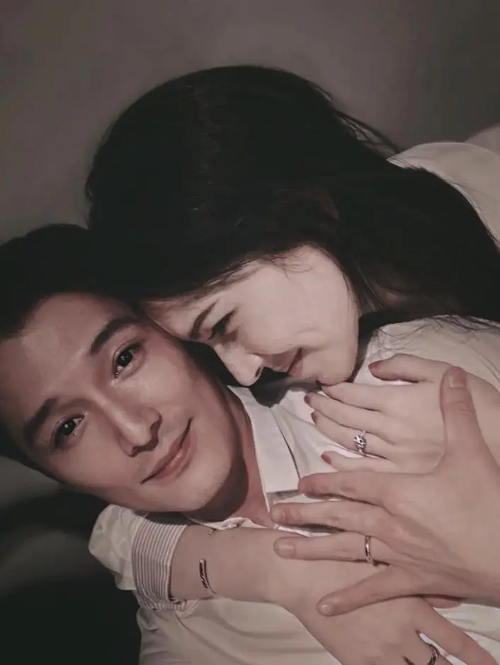 图1：40岁许玮甯被曝怀孕四个月，身材纤瘦孕肚不明显，与邱泽结婚三年