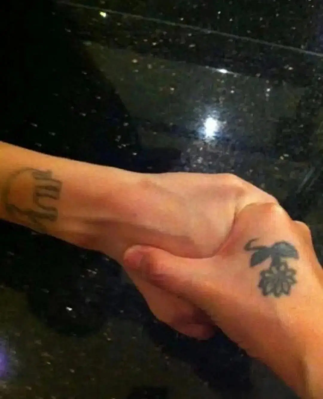 图0：大S去世后小S首次发长文，晒姐妹牵手照：接下来我真的得振作起来了，我好想你