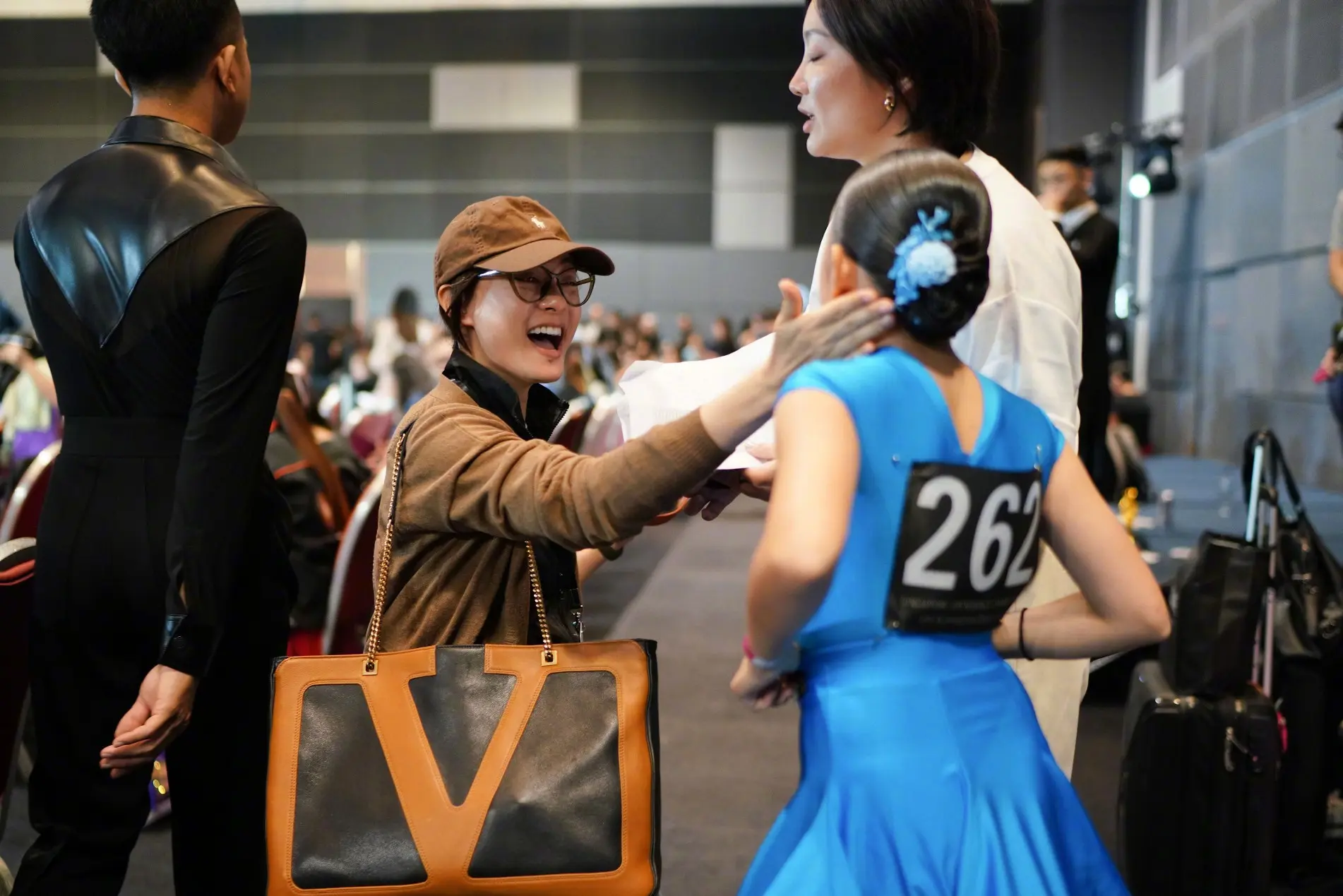 图4：孙俪11岁女儿拉丁舞比赛夺冠，男老师亲吻小花脸颊，引发网友不满