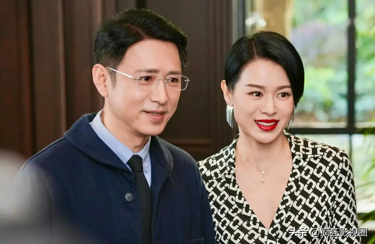 图5：蓝透人鱼裙大秀身材，首度回应老公夜店偷食事件