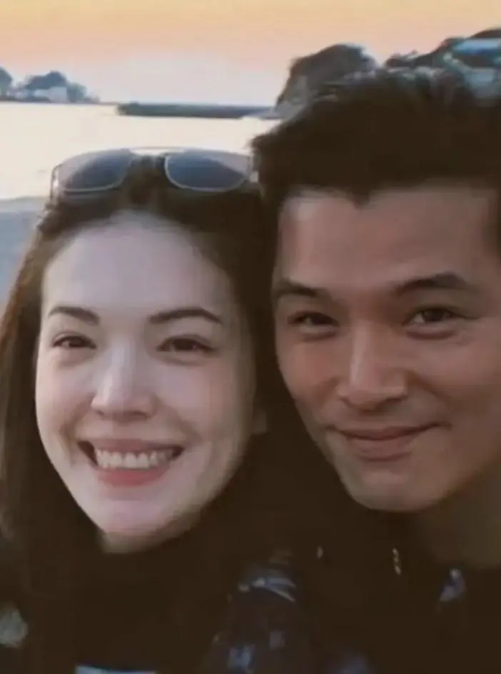 图4：40岁许玮甯被曝怀孕四个月，身材纤瘦孕肚不明显，与邱泽结婚三年