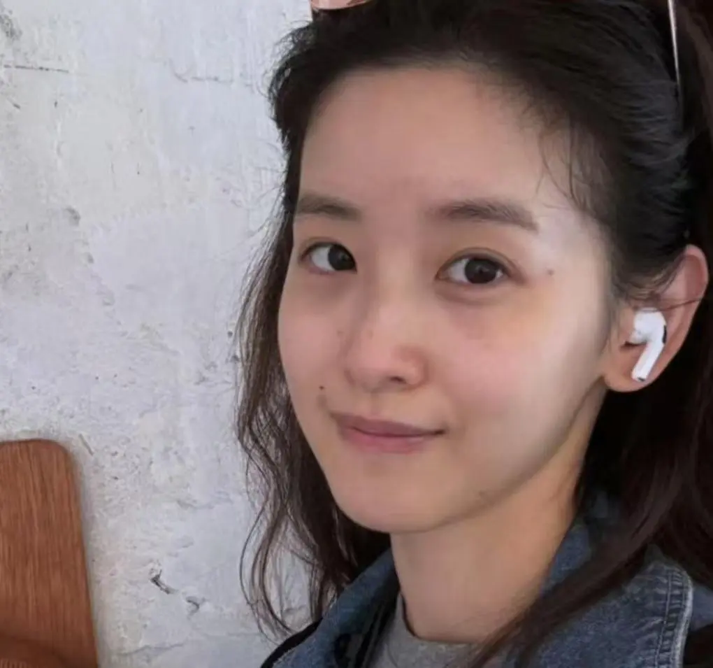 图1：32岁章泽天晒大量旅行照！直接放素颜怼脸照，和闺蜜体验不丹服饰