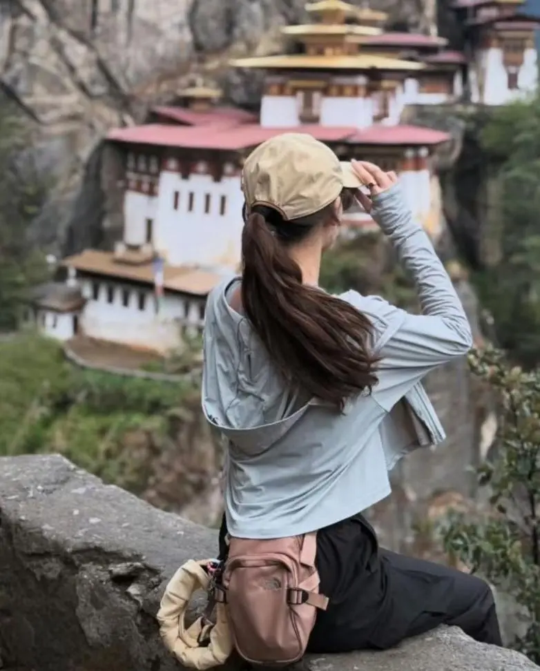 图7：32岁章泽天晒大量旅行照！直接放素颜怼脸照，和闺蜜体验不丹服饰