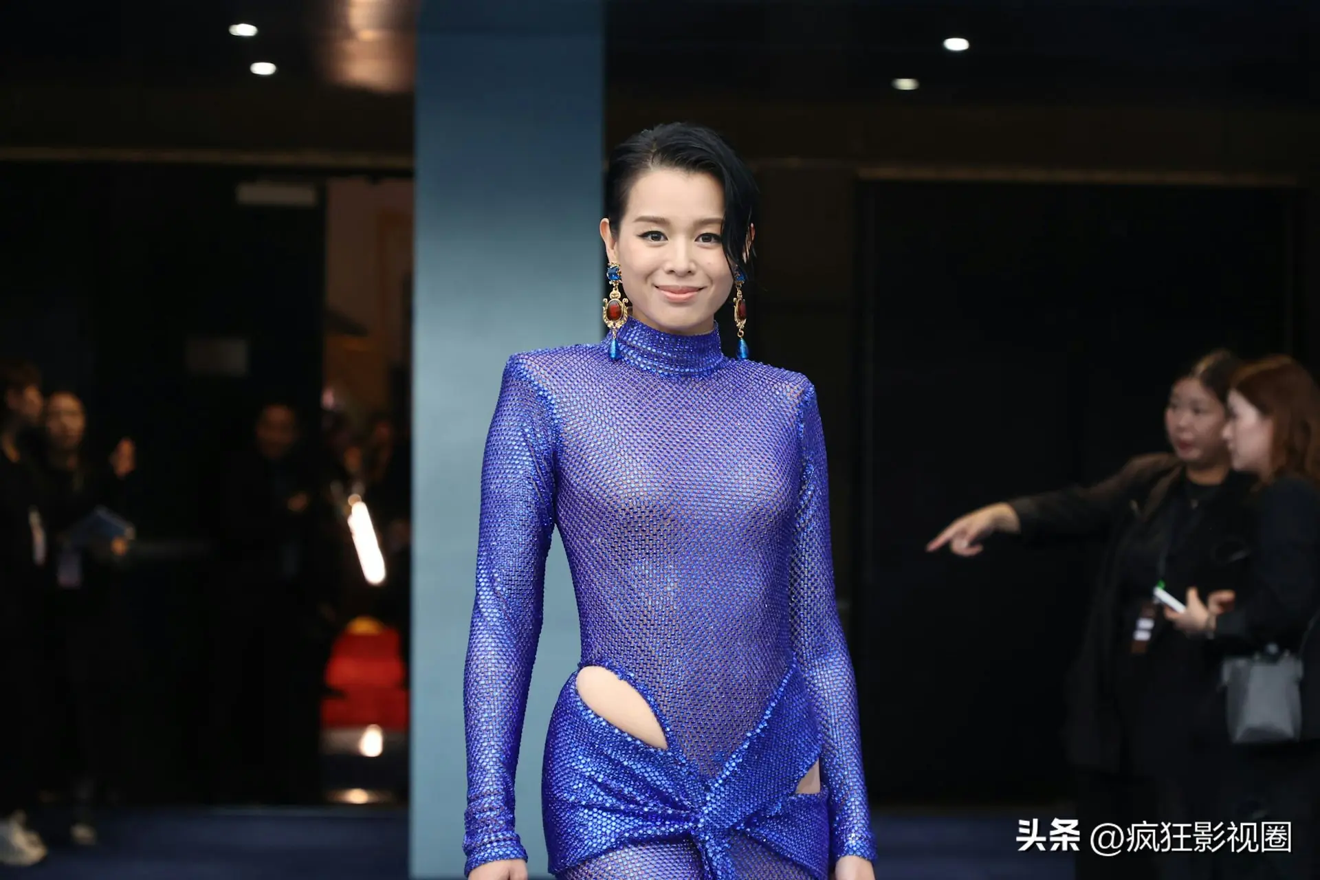 图9：蓝透人鱼裙大秀身材，首度回应老公夜店偷食事件