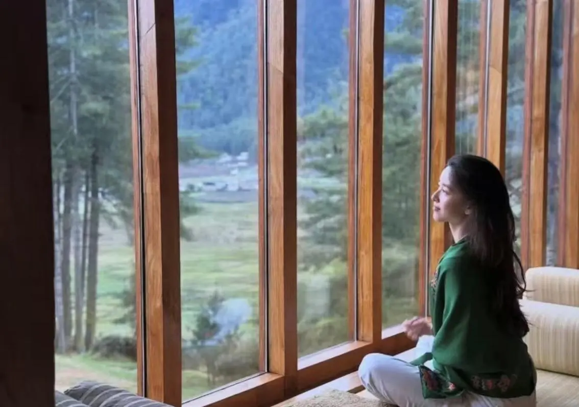 图4：32岁章泽天晒大量旅行照！直接放素颜怼脸照，和闺蜜体验不丹服饰