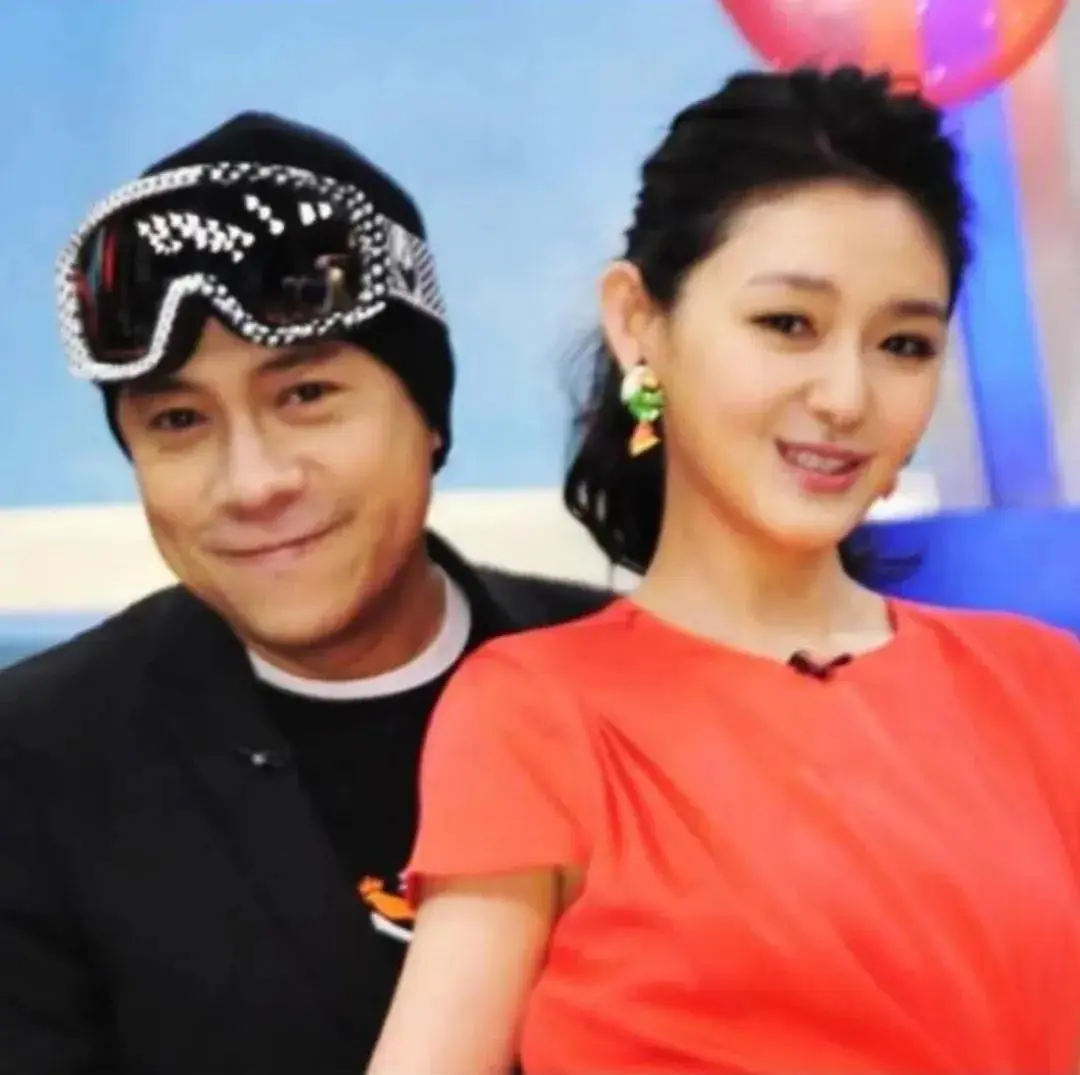 图2：大S去世后小S首次发长文，晒姐妹牵手照：接下来我真的得振作起来了，我好想你