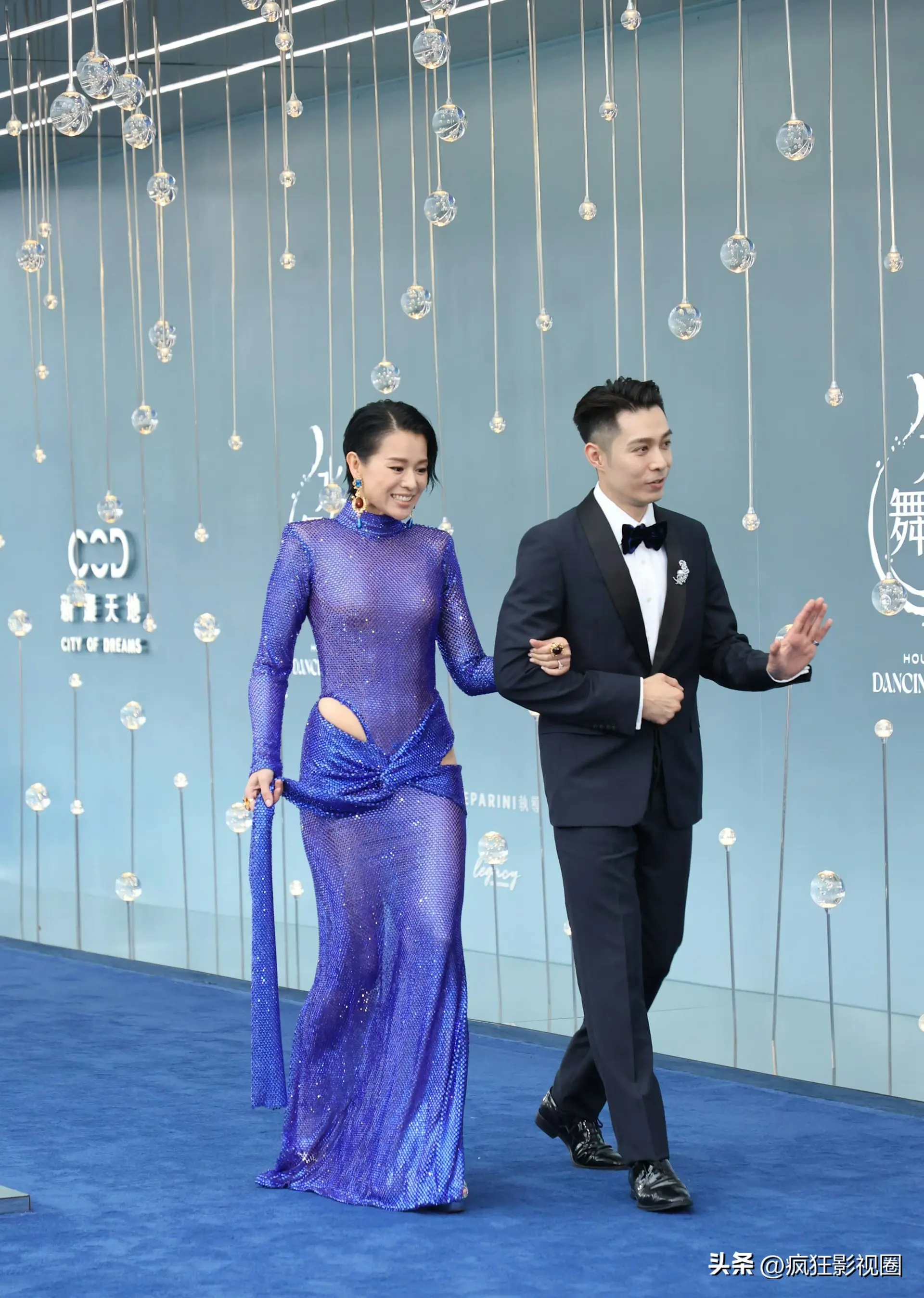 图10：蓝透人鱼裙大秀身材，首度回应老公夜店偷食事件