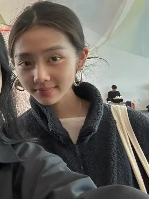 图2：黄磊大女儿上课被偶遇，19岁黄多多素颜好美，满满的大学生气息