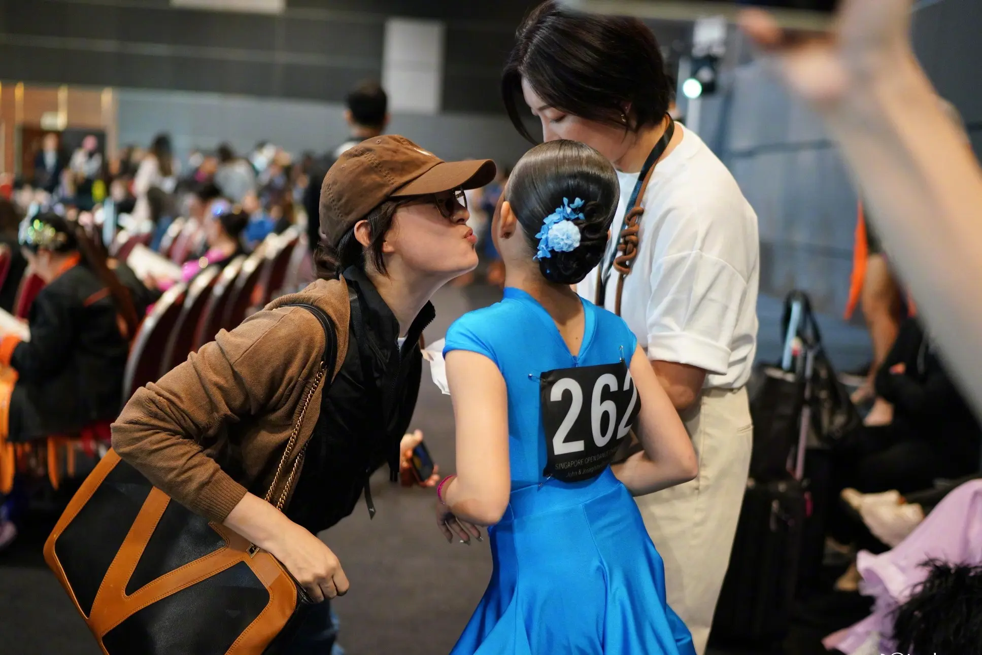 图3：孙俪11岁女儿拉丁舞比赛夺冠，男老师亲吻小花脸颊，引发网友不满